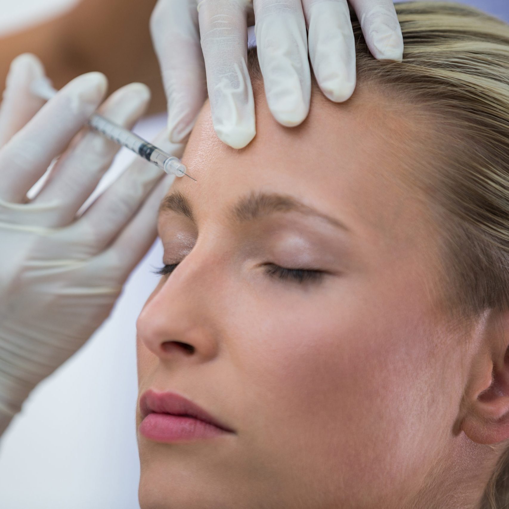 Frau erhält eine Botox-Injektion für Faltenverkleinerung